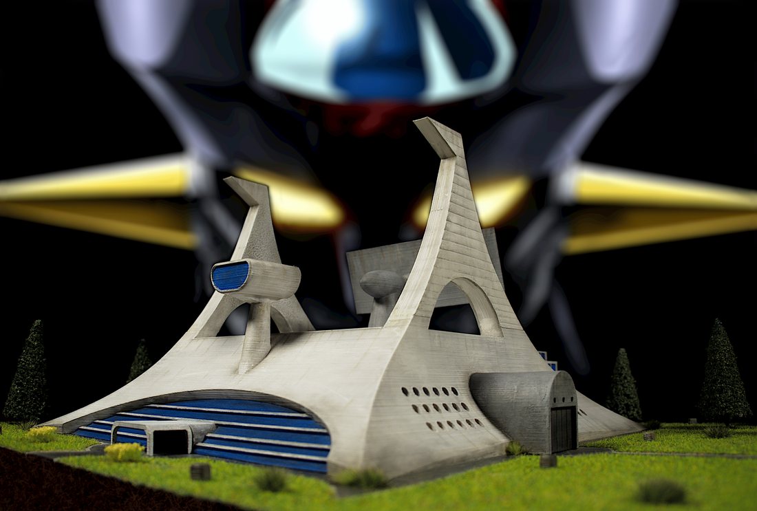 Il diorama della base della Fortezza delle Scienze di Mazinga Z, con la piscina aperta, e la sagoma di Mazinga sullo sfondo.
